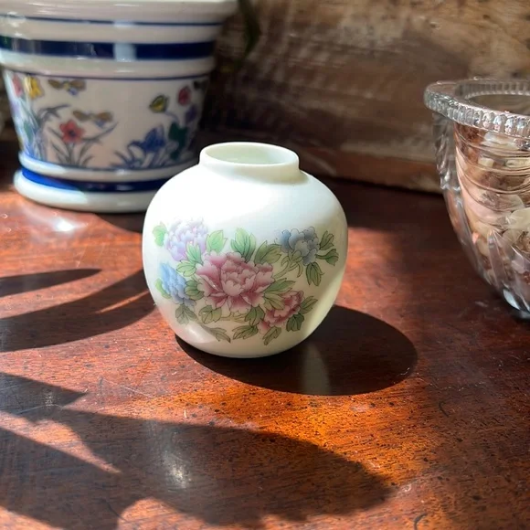 Tiny Vase for Spring - Picture 1 of 8